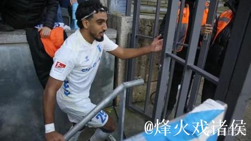 马格德堡球员庆祝进球意外跌入2.7米深沟