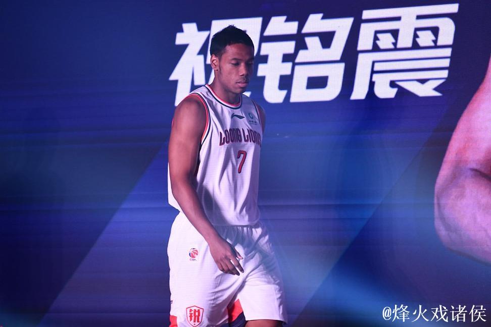 祝铭震:从小角色到CBA顶薪球员,入选国家队,携高颜值女友共展精彩人生 祝铭震:从小角色到CBA顶薪球员,入选国家队,携高颜值女友共展精彩人生